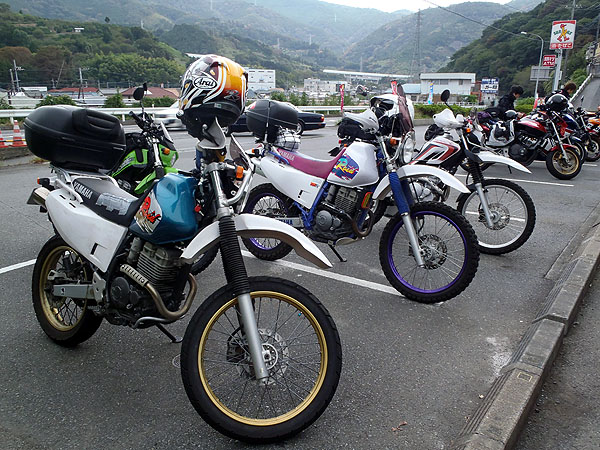 サンクスの駐車場にて